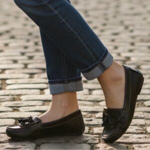 Cole Haan Women's Black Leather Kilty Driver Loafer Size 6 1/2